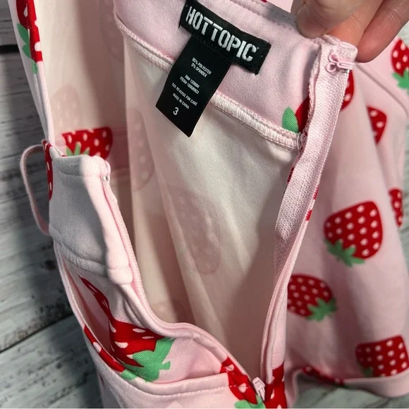 Hot Topic‎ 3X Strawberry Shortalls Plus Size Fruit Print Overalls - Picture 8 of 10